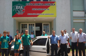 Souza Cruz doa automóvel para a Escola Família Agrícola