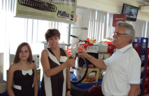 Terezinha Klafke ganhou a moto no Show de Prêmios