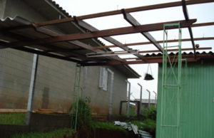 Vento forte destelha e danifica residências no interior