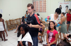 Adolescentes ganham tarde de embelezamento