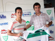 Periquito apresenta lateral-direitoPeriquito apresenta lateral-direito