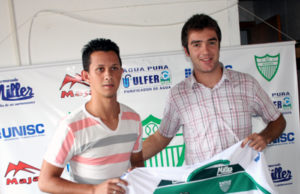 Periquito apresenta lateral-direitoPeriquito apresenta lateral-direito