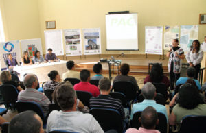 Comunidades entregam demandas a Kelly Moraes