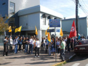 Professores protestam em frente ao Ministério Público