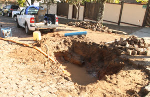 Rompimento de rede deixa parte do Centro sem água