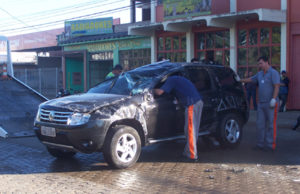 Trânsito: carro tem a frente obstruída e capota