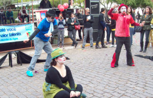 O cênico ao ar livre, produzido pelo Coletivo Tribo de Rua