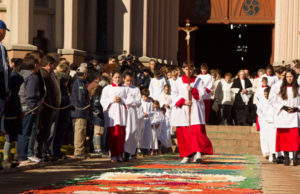 Centenas de pessoas acompanharam as celebrações de Corpus Christi