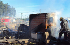 Incêndio destrói casa no Bairro Progresso