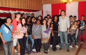 Adolescentes vão ao cinema pela primeira vez