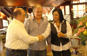 Parceria entre moradores e prefeitura pavimenta ruas