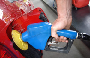 Lobão: aumento do preço da gasolina é possível