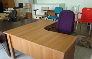 Escritórios ganham modernidade com o colorido e design dos móveis