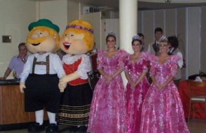 Oktoberfest: noite festiva marca a apresentação dos trajes oficiais das soberana