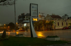 Imagem bastante curiosa: Uma manhã com cara de noite em Santa Cruz do Sul