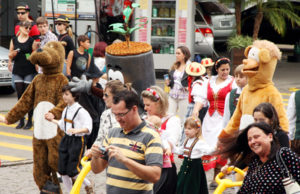 Desfile Infantil e 2º Encontro de Regional de Bonecos