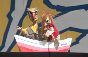 Bonecos divertem e auxiliam na educação