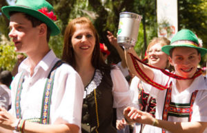 Público de 25 mil pessoas prestigia último desfile temático