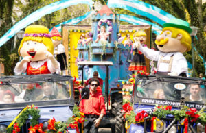 Desfile temático aborda "Trabalho, Cooperação e Fé"