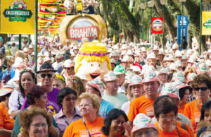 Cerca de 25 mil pessoas lotaram o Parque da Oktoberfest