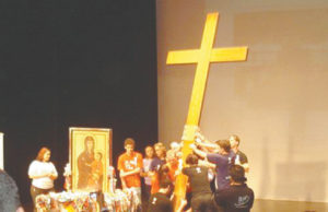 Cruz Peregrina e Ícone Mariano passam na cidade