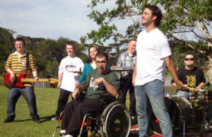 O diferente também é normal. Alunos da Apae em clipe musical