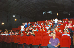 O normal e o diferente brilham juntos em clipe musical