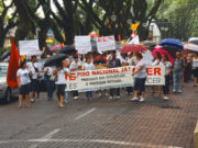 Professores protestam em passeata até a 6ª CRE