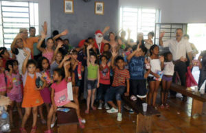 Unicavi promove festa de Natal para cerca de 140 crianças