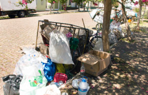 Transbordo de lixo é feito em calçada no Centro