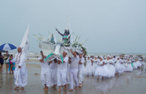 Rainha do Mar, Yemanjá, é homenageada com festa em Tramandaí