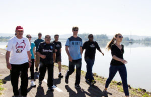 Telmo faz caminhada no entorno do Lago Dourado