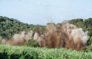 Secretaria de Obras: Prefeitura explode pedreira no interior
