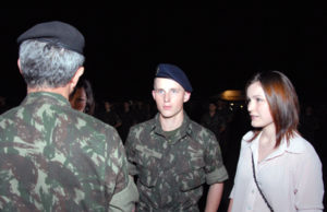 Exército Brasileiro: Entrega de boina em noite comemorativa