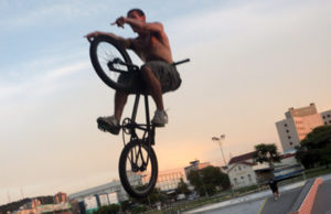 Bandas independentes reunidas na pista