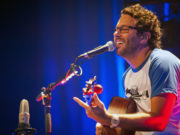 Duca Leindecker: Um show com violão, voz e batucada