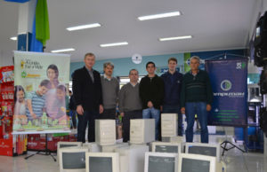 Programa entrega computadores para Passo do Sobrado