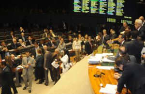 Depois de pressão popular, Câmara rejeita PEC 37