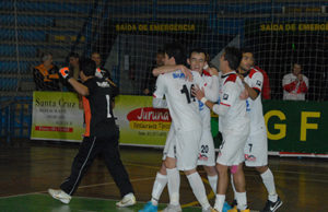 Assaf vence e segue firme