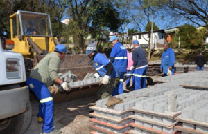 Prefeitura fabrica bloquetes para pavimentação de ruas