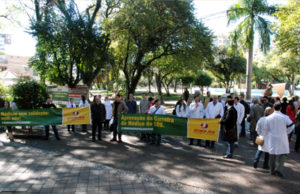 Médicos manifestam no centro de Santa Cruz