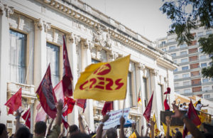 Professores aprovam greve por tempo indeterminado