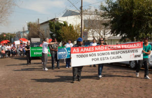 Mais de mil pessoas participam da caminhada pela Apae