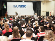 Laura Muller conversa sobre sexualidade na UNISC