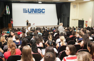 Laura Muller conversa sobre sexualidade na UNISC