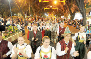 Alegria da Oktoberfest vai invadir as ruas da cidade na noite de abertura