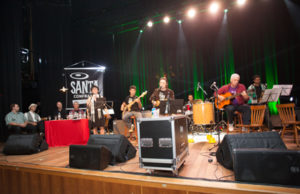 Tributo a Vinicius encanta em noite especial