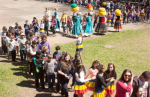 Alunos do Santa Cruz apresentam a polonaise