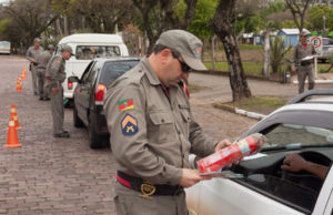 Bombeiros fazem blitz educativa