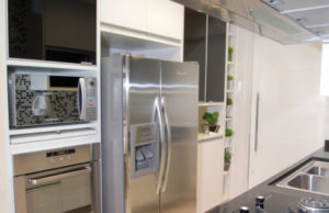 Cozinha com eletrodomésticos embutidos